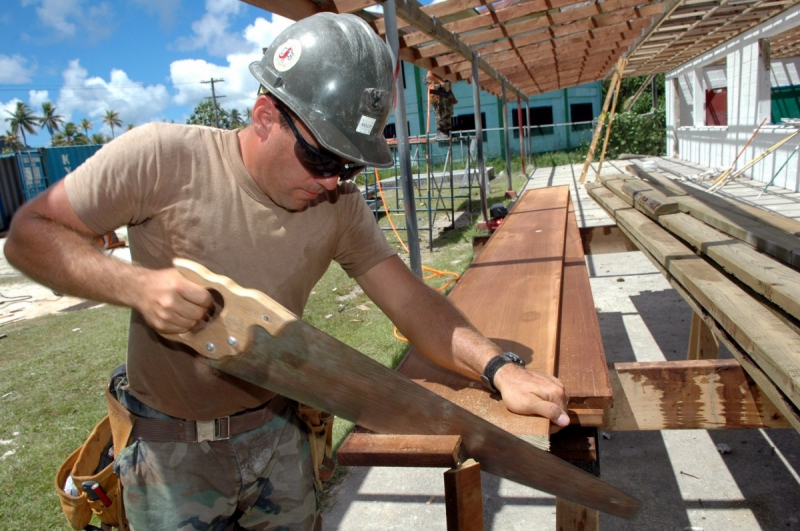 charpentier-COGOLIN-min_worker_construction_building_carpenter_male_job_build_helmet-893290